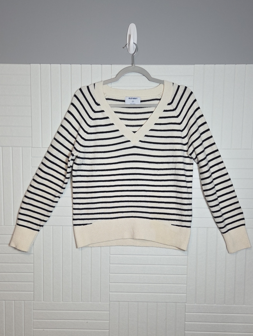 Old Navy Cream And Black/Navy Striped V Neck Sweater Size XS
